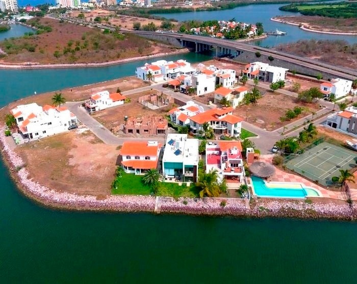 <span style="font-weight: bold;">MARINA REAL MAZATLAN TERRENO DE 420 M2 A PIE DE LAGUNA PRECIO NEGOCIABLE</span>